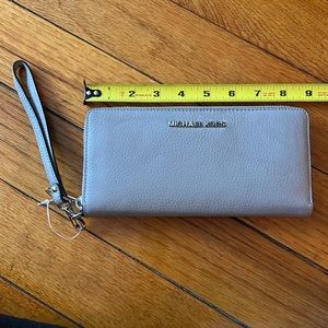 Michael Kors Jet set travel wallet